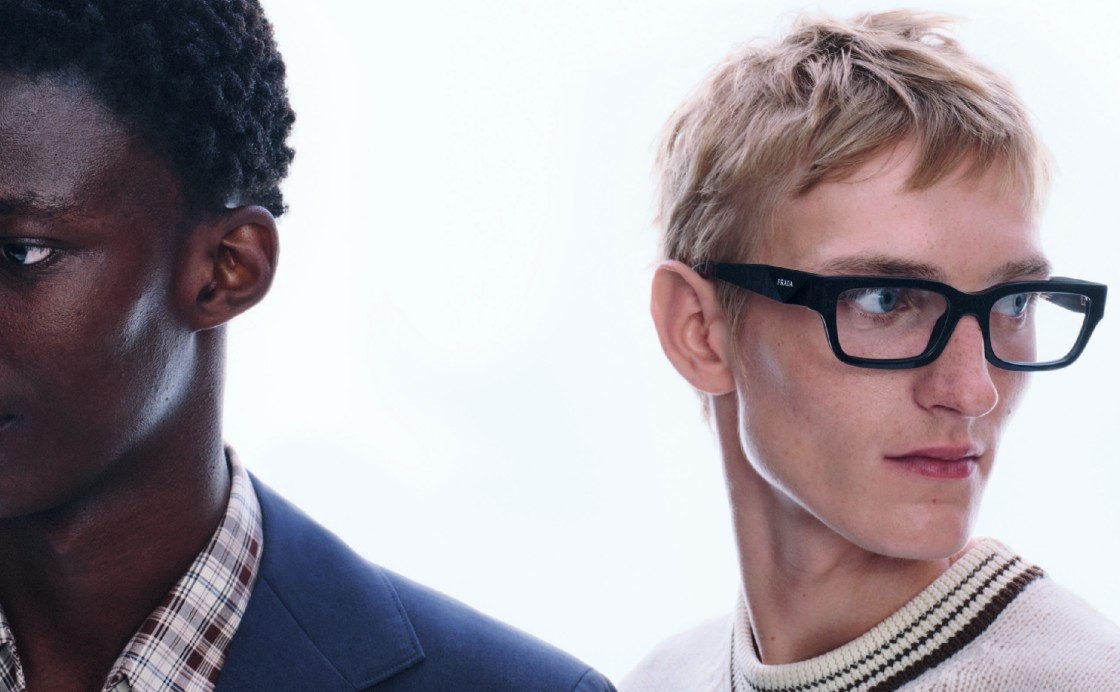 Prada: Zwei Männer, einer trägt eine Brille